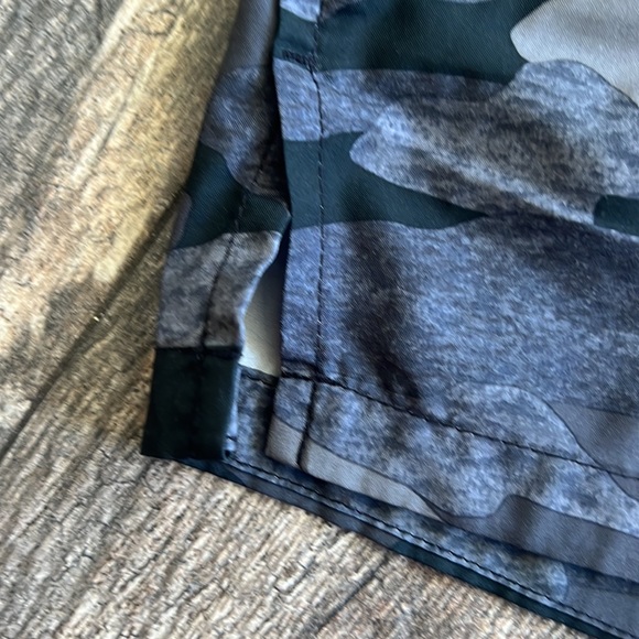 Old navy active  camouflage shorts - Picture 3 of 9
